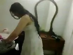 زنی با فلم سکس مردان ناخن های بلند ایستاده از انگشت