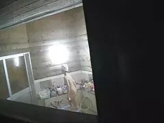 پسر در ویدیو سکس زن و مرد آشپزخانه با یک دوست دختر جوان رابطه جنسی برقرار می کند
