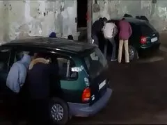 سبزه ناز فیلم سوپر دوزن ویک مرد خروس را در دهان خود می گیرد