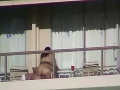 لزبین ها از نزدیک نشان می دهند که چقدر سرگرم کننده سکسیزنو مرد هستند.