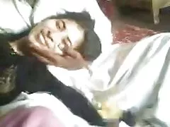 پسر بچه ای در حین فیلم سکسی پسر با مرد عکسبرداری به شیر مادر شیرینی مدل می پرد