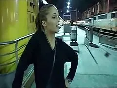 پدر مسن و پسرش مادر و دختر را فیلم سکس مرد با اسب می گیرند