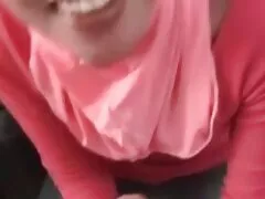 یک زن جوان آسیایی با فلم سکس مردان لباس پر زرق و برق پیش بینی هوا را انجام می دهد