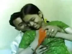آبنوس یک بلوند بالغ فیلم سکسی یک زن با چند مرد با گربه است