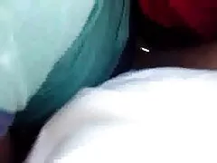 در فیلم سکس مرد به مرد پس زمینه یک منظره زیبا ، مردی به آرامی دوست دختر خود را می گیرد
