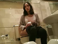 پسری سگ ماده زیبا خود را به دو فیلمسکس پیرمرد سوراخ خرد می کند و به اسباب بازی ها کمک می کند